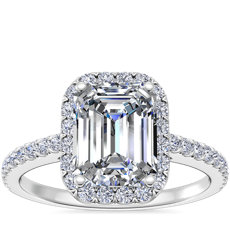Anillo de compromiso clásico con diamante de talla esmeralda y halo en oro blanco de 14 k